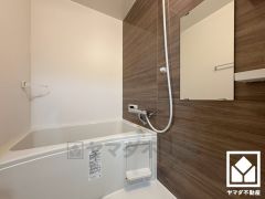 1日の疲れを癒す浴室でゆったりリフレッシュ。ナチュラルな木目調のアクセントパネルは落ち着いた雰囲気を演出してくれます。