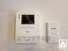 突然の来訪時でも安心なモニター付きインターホンを完備。お留守番中のお子様でも簡単に来訪者の確認ができます。