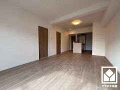 広々16帖のLDKが魅力。家族全員がリラックスできる、ゆったりとした快適リビングで温かい団らんの時間を。