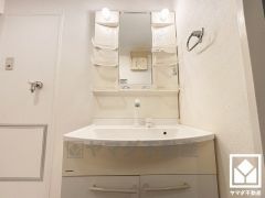 収納付きでスッキリお使い頂ける洗面台です。洗面ボウルが広めなので、忙しい朝でも身支度がしやすく時短になります。