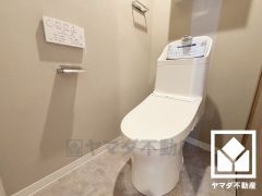 明るく清潔感溢れるトイレです。