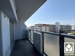 西向きバルコニーで風通し良好。広々としているため、お洗濯物をたっぷりと干す事ができます。