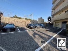 敷地内に駐車場を完備。重い荷物や雨の日の移動もスムーズで、快適なカーライフを実現。空き状況等は弊社スタッフまでお気軽にお問い合わせください。