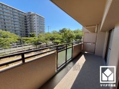 広々バルコニーでお洗濯をたっぷりと干す事ができます。