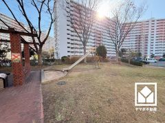「関西スーパー鳴尾店」まで徒歩8分、「ローソン西宮古川町店」まで徒歩8分、「キリン堂鳴尾店」まで徒歩10分など、お買い物施設が徒歩圏内に複数あり便利な住環境です。