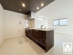 フラットタイプのカウンターキッチンなので配膳や片付けがしやすく、お料理中でもお子様の様子が分かって安心です。