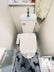 明るく清潔感溢れるトイレです。温水洗浄便座付きで、季節を問わずいつでも温かい便座をお使いいただけます。