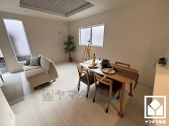 折上天井で開放感をプラスしたメリハリのある空間。おしゃれなインテリアが映えるリビングで、リラックスしたひとときを過ごせます。