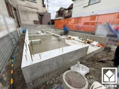 「グルメシティ西大島店」まで徒歩3分、「デイリーヤマザキ稲葉荘1丁目店」まで徒歩3分、「キリン堂尼崎大庄北店」まで徒歩6分など、お買い物施設が徒歩圏内に複数あり便利な住環境です。