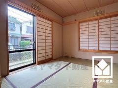 陽光がたっぷり差し込む洗練された和室。温かみのある畳のスッキリとしたデザインが、暮らしを心地よく彩ります。