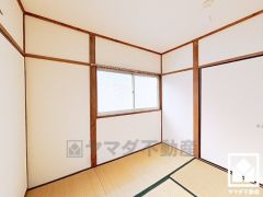 約4.5帖の2階西側和室です。陽光がたっぷり差し込む洗練された和の空間。温かみのある畳のスッキリとしたデザインが、暮らしを心地よく彩ります。