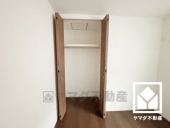 クローゼットは奥行きがあるので、収納力も申し分ありません。