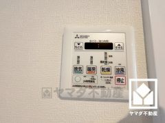 浴室暖房乾燥機付き。真冬の寒い浴室を暖かく、また雨の日の洗濯物の乾燥にと多用途に活躍する機能です。