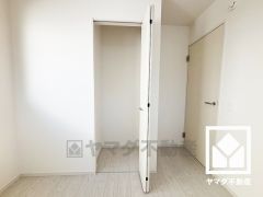 クローゼットは奥行きがあるので、収納力も申し分ありません。