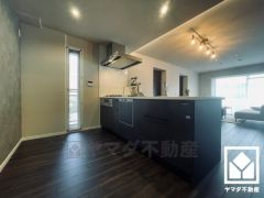 フラットタイプのカウンターキッチンなので配膳や片付けがしやすく、お料理中でもお子様の様子が分かって安心です。毎日の家事の負担を軽減でき、水道代の節約にもなる食器洗乾燥機付き。