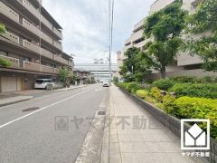 「鳴尾小学校」まで徒歩4分。低学年のお子様も安心して通学していただけます。ご成約でヤマダポイントプレゼント中です。お問合せお待ちしております。