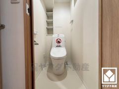 明るく清潔感溢れるトイレです。トイレットペーパーのストックや消耗品置き場、小物置きなどとしてもお使いいただける棚が複数ございます。