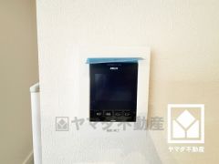 突然の来訪時でも安心なモニター付きインターホンを完備。お留守番中のお子様でも簡単に来訪者の確認ができます。