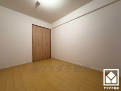 リビングに隣接しているため、開放感がある空間。大きく開く引き戸で、一体利用も可能です。