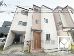 阪神電鉄本線「尼崎センタープール前」駅まで徒歩約18分、JR東海道本線「立花」駅まで徒歩約21分、阪神電鉄武庫川線「武庫川」駅まで徒歩約23分の立地。