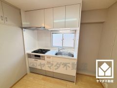 キッチンは空間を有効活用できる壁付けタイプ。