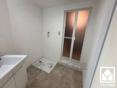 小さなお子様のお風呂上りもこのスペースがあればゆったりとして頂けます。室内洗濯機置場がございますので、天候に左右されず洗濯していただけます。