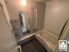 1日の疲れを癒す浴室でゆったりリフレッシュ。清潔感あふれる空間で、毎日のバスタイムをより快適に。