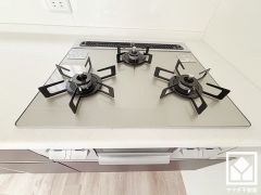 家族のごはん作りがはかどる。同時調理ができる3口コンロ付き。