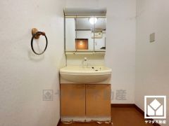 収納付きでスッキリお使い頂ける3面鏡の洗面台です。洗面ボウルが広めなので、忙しい朝でも身支度がしやすく時短になります。（リフォーム前の写真です）