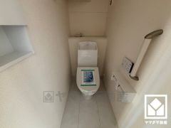 トイレが1階と2階にあるので、朝の忙しい時間にも混雑せず快適です。2階にもトイレットペーパーのストックや消耗品置き場、小物置きなどとしてもお使いいただけるカウンターや棚が用意されています。