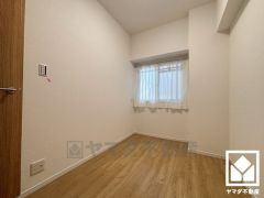 約4.2帖の洋室です。全居室に窓がございます。明るい陽光がたっぷり差し込む心地よい生活空間です。