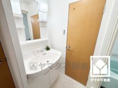 収納付きでスッキリお使い頂ける洗面台です。洗面ボウルが広めなので、忙しい朝でも身支度がしやすく時短になります。