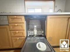 フロントオープンタイプの大型食器洗浄機付き。食後の洗い物がラクラクです。