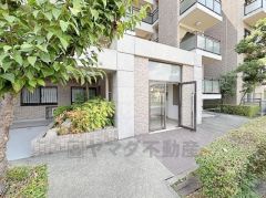 緑に囲まれたエントランスが、都会の喧騒を忘れさせる。自然と調和する、美しい迎賓空間。