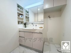 収納付きでスッキリお使い頂ける3面鏡の洗面台です。洗面ボウルが広めなので、忙しい朝でも身支度がしやすく時短になります。