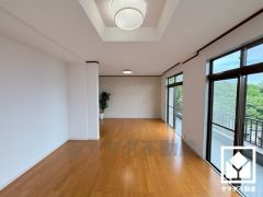 おしゃれなインテリアが映える開放的な洋室で、リラックスしたひとときを過ごせます。