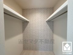 収納力豊富なウォークインクローゼットが2箇所ございます。お洋服はもちろん、スーツケースなどの大物もしっかり収納できます。