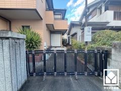 駐車スペース確保。出入口は防犯性に優れたカーゲート付き。重い荷物や雨の日の移動もスムーズで、快適なカーライフを実現。