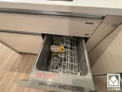 毎日の家事の負担を軽減でき、水道代の節約にもなる食器洗乾燥機付き。