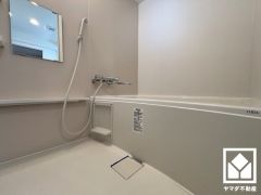 1日の疲れを癒す浴室でゆったりリフレッシュ。清潔感あふれる空間で、毎日のバスタイムをより快適に。