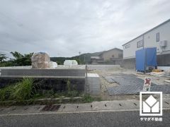 キッチンは対面式なので、お料理中でもお子様の様子が分かって安心です。3口コンロ仕様、パントリー・床下収納付き。