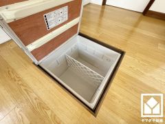 キッチンには床下収納がございます。災害時の非常食や食料品のストックなども保存できます。