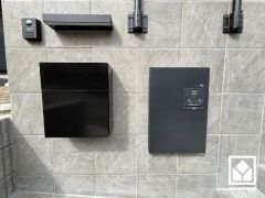 施錠から伝票への押印まで自動で行えるパナソニックの宅配ボックス「COMBO」を搭載しています。留守でも安心、荷物の受け取りをスムーズに。