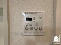 浴室暖房乾燥機付き。真冬の寒い浴室を暖かく、また雨の日の洗濯物の乾燥にと多用途に活躍する機能です。