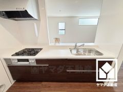 カウンターキッチンなので配膳や片付けがしやすく、お料理中でもお子様の様子が分かって安心です。