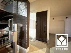 玄関ドアは防犯性の高いダブルロックドアです。