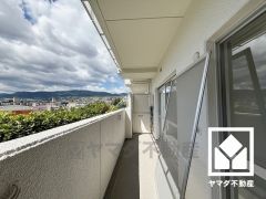 南西・北東側の両面バルコニーで陽当たり、風通し良好。広々としているため、お洗濯物をたっぷりと干す事ができます。南西側は前面に視界を遮る高い建物がなく、開放的な景色が広がります。