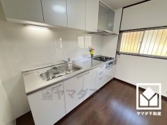 キッチンは空間を有効活用できる壁付けタイプ。キッチン横には窓がございますので、昼間は手元が明るく、お料理がはかどります。