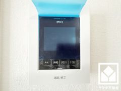 突然の来訪時でも安心なモニター付きインターホンを完備。お留守番中のお子様でも簡単に来訪者の確認ができます。