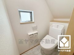 明るく清潔感溢れるトイレです。トイレが1階と2階にあるので、朝の忙しい時間にも混雑せず快適です。